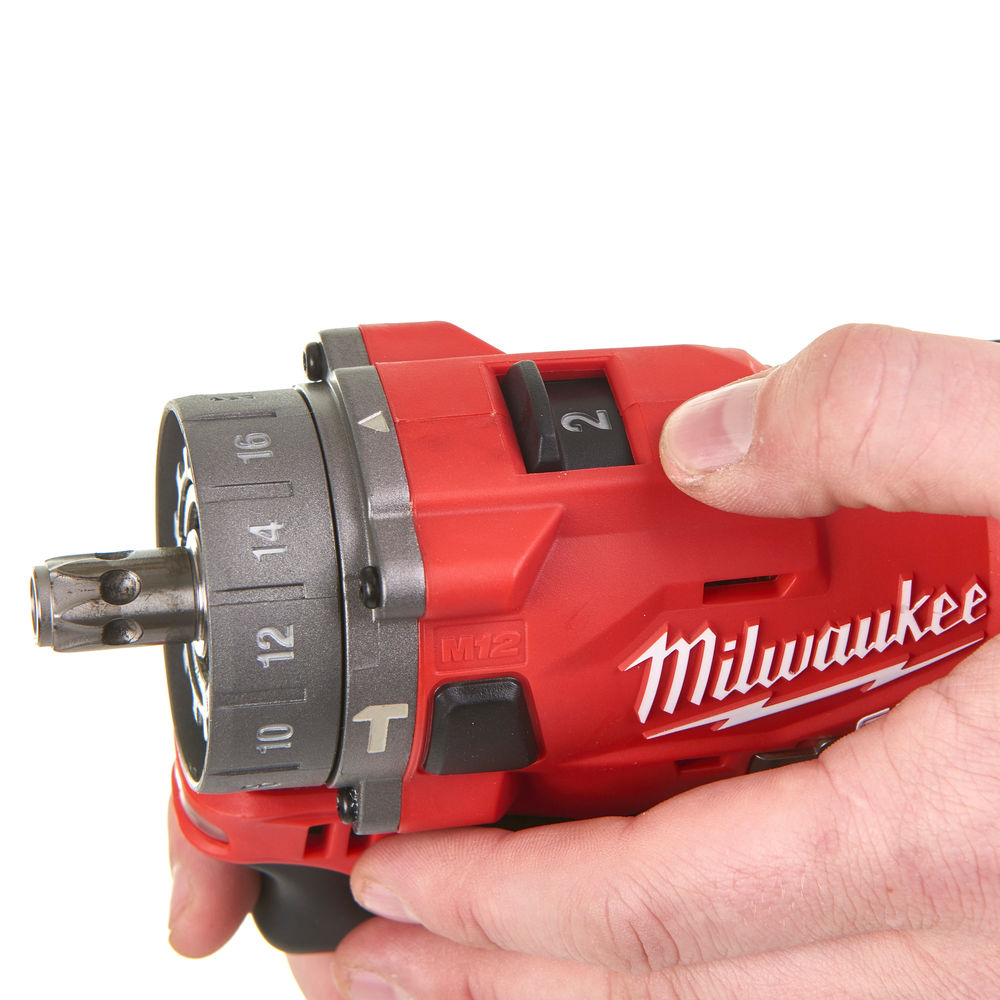 Taladro percutor subcompacto M12 FUEL™ con portabrocas desmontable, 2 velocidades, par máximo 37Nm. Incluye portabrocas metálico 13mm. Se suministra con 2 baterías M12B2 y cargador C12C, en HD-box