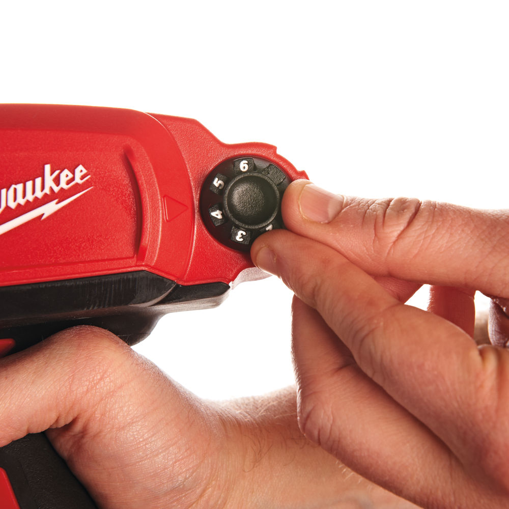 Pistola de químicos 1 batería M12 Li Ion 2,0Ah, con soporte de 600ml, díal compatible e interruptor electrónico variable y caja de cartón 