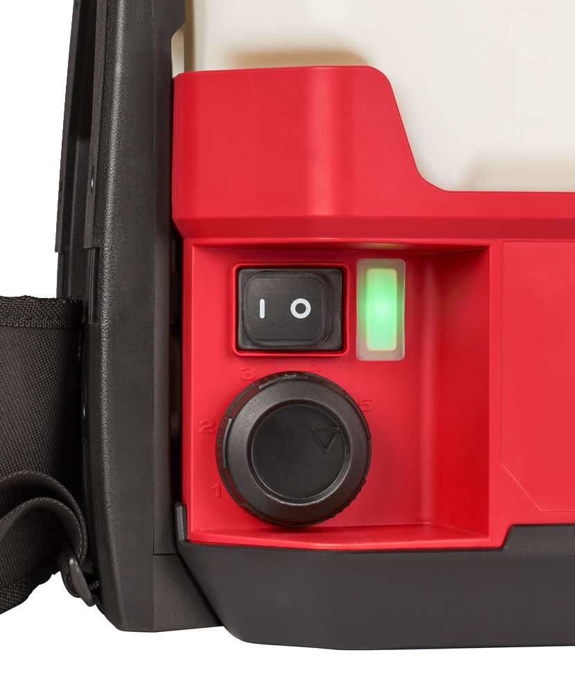 Pulverizador de químicos SWITCH TANK™, capacidad 15l, longitud de manguera 1,75m, presión regulable hasta 8,27bar (20-120PSI), caudal 0,4-2l/min, distancia de pulverización 7,6m. Incluye 1 boquilla recta, 1 boquilla angular y varilla de acero inoxidable. Se suministra en versión cero, sin baterías ni cargador