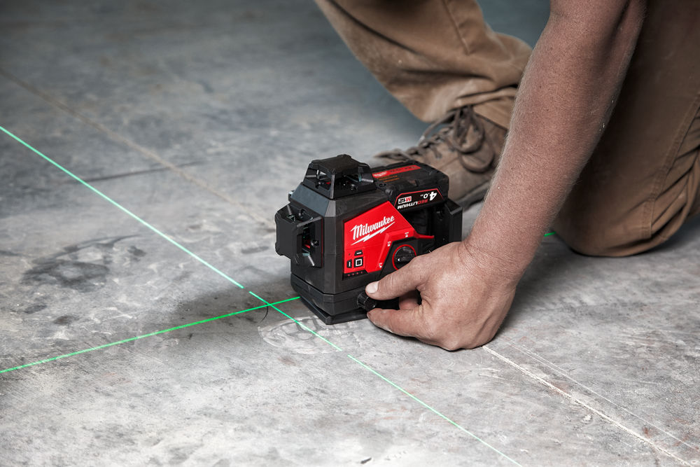 Nivel láser de 3 líneas M12™, verde, ajuste fino, 330° de rotación, protección IP54. Incluye pinza para techos y tarjeta de alta visibilidad. Se suministra con 1 batería M12B4 y cargador C12C, en kitbox