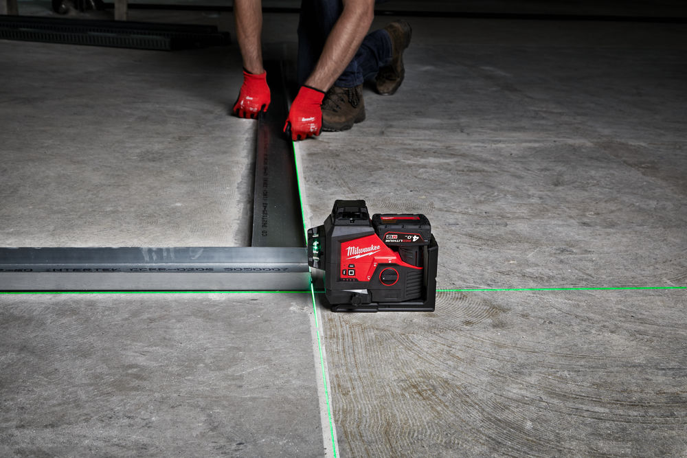 Nivel láser de 3 líneas M12™, verde, ajuste fino, 330° de rotación, protección IP54. Incluye pinza para techos y tarjeta de alta visibilidad. Se suministra con 1 batería M12B4 y cargador C12C, en kitbox