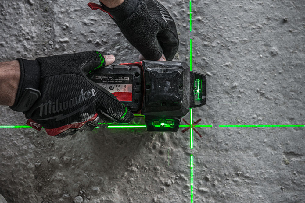 Nivel láser de 3 líneas M12™, verde, ajuste fino, 330° de rotación, protección IP54. Incluye pinza para techos y tarjeta de alta visibilidad. Se suministra con 1 batería M12B4 y cargador C12C, en kitbox