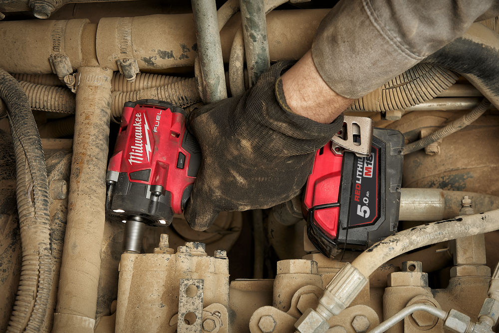 Llave de impacto M18 FUEL™, recepción 1/2" con anillo de fricción, 4 modos, máximo par de apriete/desapriete 339Nm, ancho de la cabeza 66mm, longitud total 124mm, iluminación LED sin sombras. Se suministra con 2 baterías M18B5 y cargador rápido M12-18FC, en HD-box