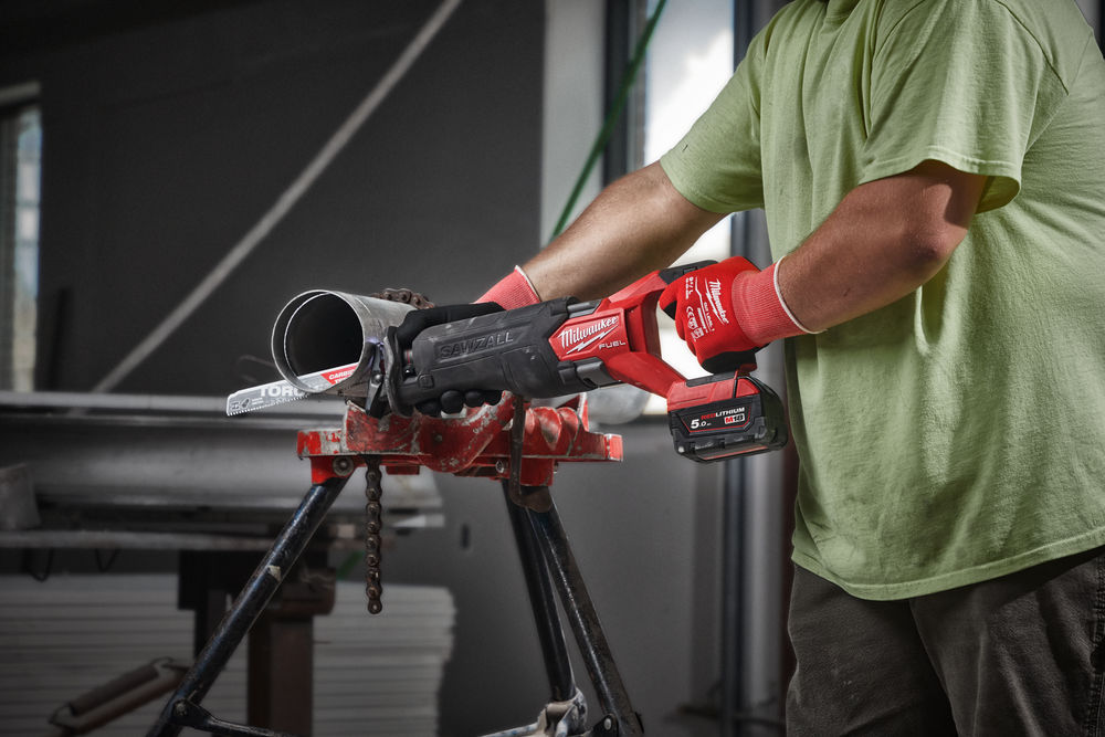 Sierra de sable M18 FUEL™ SAWZALL™, carrera 28,6mm, 0-3000cpm, FIXTEC™. Se suministra con 2 baterías M18B5 y cargador rápido M12-18FC, en HD-box