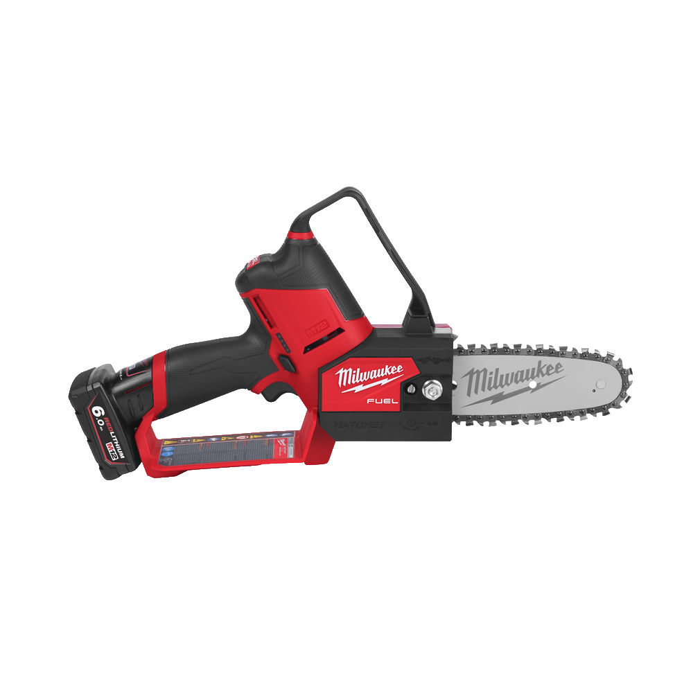 Sierra de poda M12 FUEL™ HATCHET™, espada 150mm (6"), velocidad de cadena 5m/s, paso de cadena 3/8", grosor de cadena 1,1mm (0,043"), freno de cadena, lubricado automático. Se suministra con 2 baterías M12B6 y cargador C12C, en HD-box