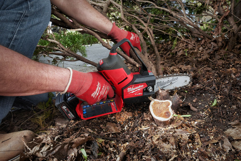 Sierra de poda M12 FUEL™ HATCHET™, espada 150mm (6"), velocidad de cadena 5m/s, paso de cadena 3/8", grosor de cadena 1,1mm (0,043"), freno de cadena, lubricado automático. Se suministra con 2 baterías M12B6 y cargador C12C, en HD-box