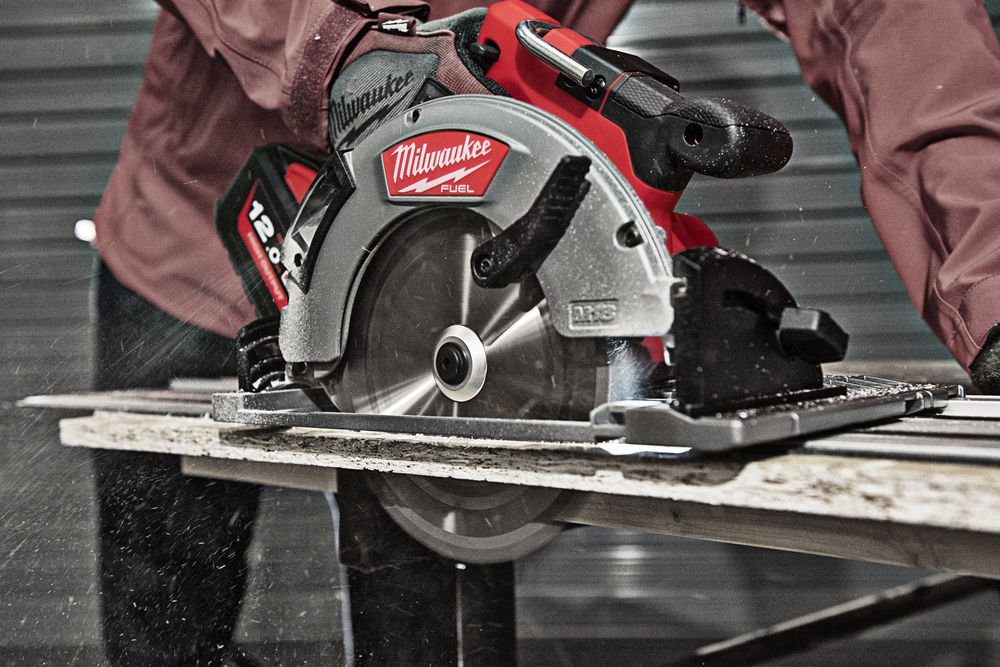 Sierra circular para madera M18 FUEL™, diámetro del disco 190mm, máxima profundidad de corte 66mm, 5800rpm, compatible con raíl guía. Se suministra con 1 batería HIGH OUTPUT™ M18HB12 y cargador rápido M12-18FC, en kitbox