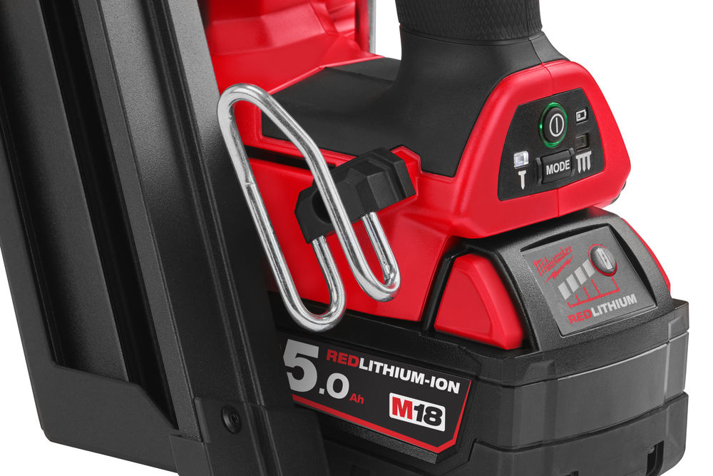 Clavadora de estructuras M18 FUEL™, diámetro clavo 2,9-3,32mm, longitud clavo 50-90mm. Se suministra con 2 baterías M18B5 y cargador rápido M12-18FC, en kitbox