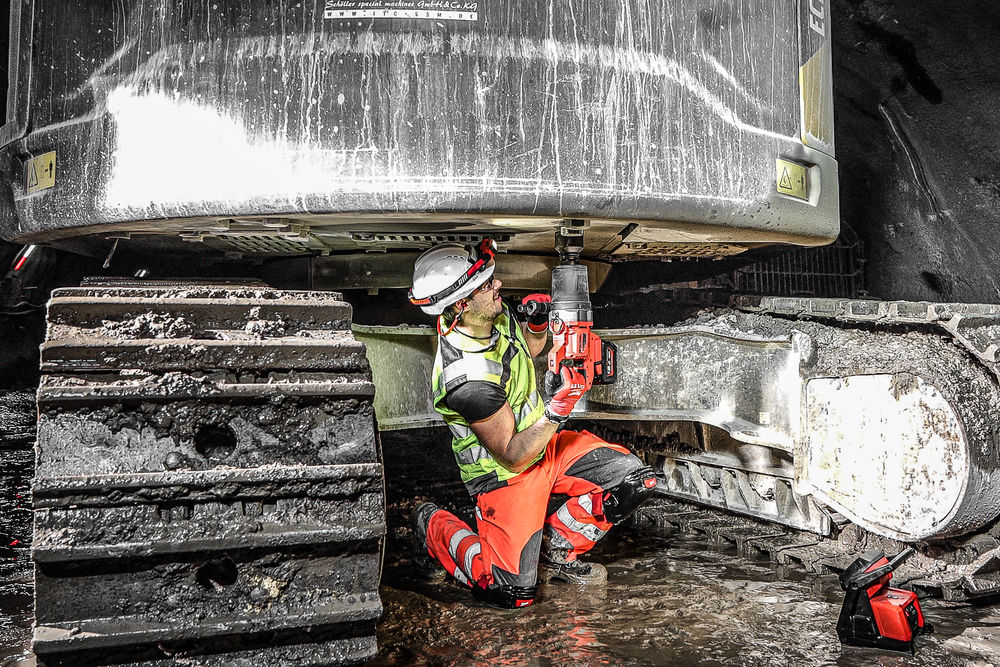 Llave de impacto M18 FUEL™ ONE-KEY™, recepción 1" con anillo de fricción, empuñadura en D y eje extendido corto, 4 modos, máximo par de apriete 2576Nm, máximo par de desapriete 2711Nm. Se suministra con una batería HIGH OUTPUT™ de 12.0Ah y cargador rápido M12-18FC, en kitbox