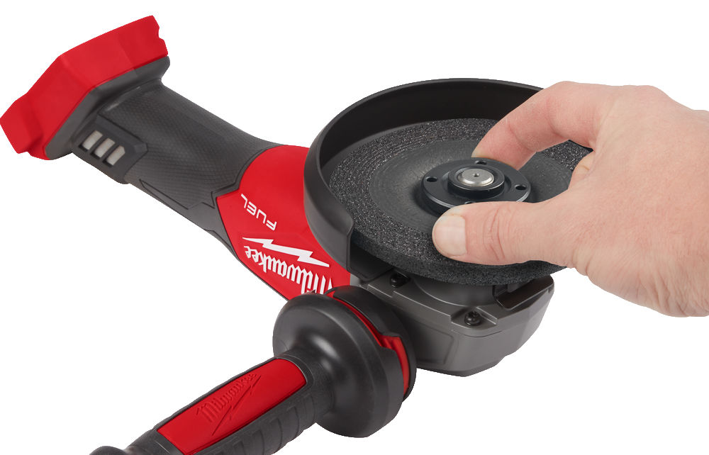 Amoladora angular M18 FUEL™, diámetro del disco 125mm, 8500rpm, AVS, FIXTEC™, protección anti-kickback, interruptor de botón con bloqueo. Incluye guarda adicional para corte. Se suministra en versión cero, sin baterías ni cargador, en HD-box