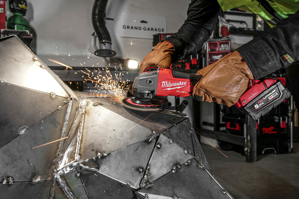 Amoladora angular M18 FUEL™ ONE-KEY™, diámetro del disco 125mm, freno RAPIDSTOP™, 8500rpm, AVS, FIXTEC™, protección anti-kickback, DMS. Incluye guarda adicional para corte. Se suministra con 2 baterías M18B5 y cargador rápido M12-18FC, en HD-box