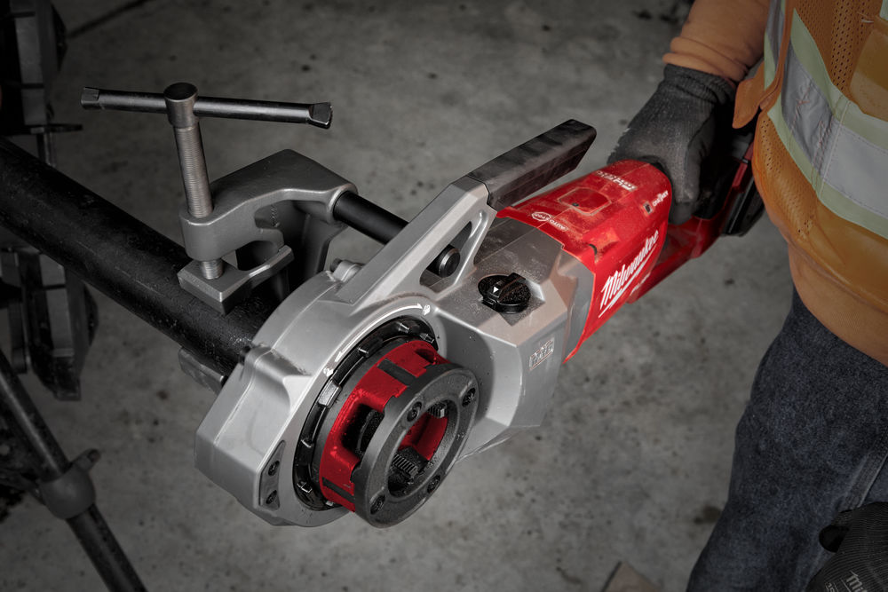Roscadora M18™ ONE-KEY™ FORCE LOGIC™, capacidad tubería 1/8"-2". Incluye abrazadera. Se suministra con 1 batería HIGH OUTPUT™ M18HB12 y cargador rápido M12-18FC, en kitbox