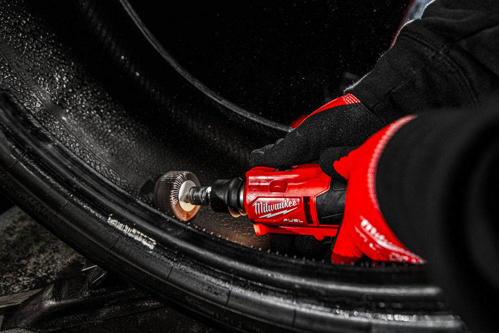 Rectificadora de baja velocidad para neumáticos M12 FUEL™, recepción de cambio rápido 7/16", 2 modos, 0-1200/0-2500rpm, longitud 270mm, máximo diámetro de accesorios de pulido 80mm, máximo diámetro de accesorios de taladrado/escariado 9,5mm. Se suministra en versión cero, sin baterías ni cargador