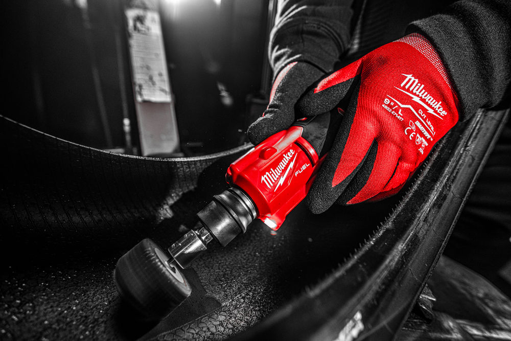 Rectificadora de baja velocidad para neumáticos M12 FUEL™, recepción de cambio rápido 7/16", 2 modos, 0-1200/0-2500rpm, longitud 270mm, máximo diámetro de accesorios de pulido 80mm, máximo diámetro de accesorios de taladrado/escariado 9,5mm. Se suministra en versión cero, sin baterías ni cargador