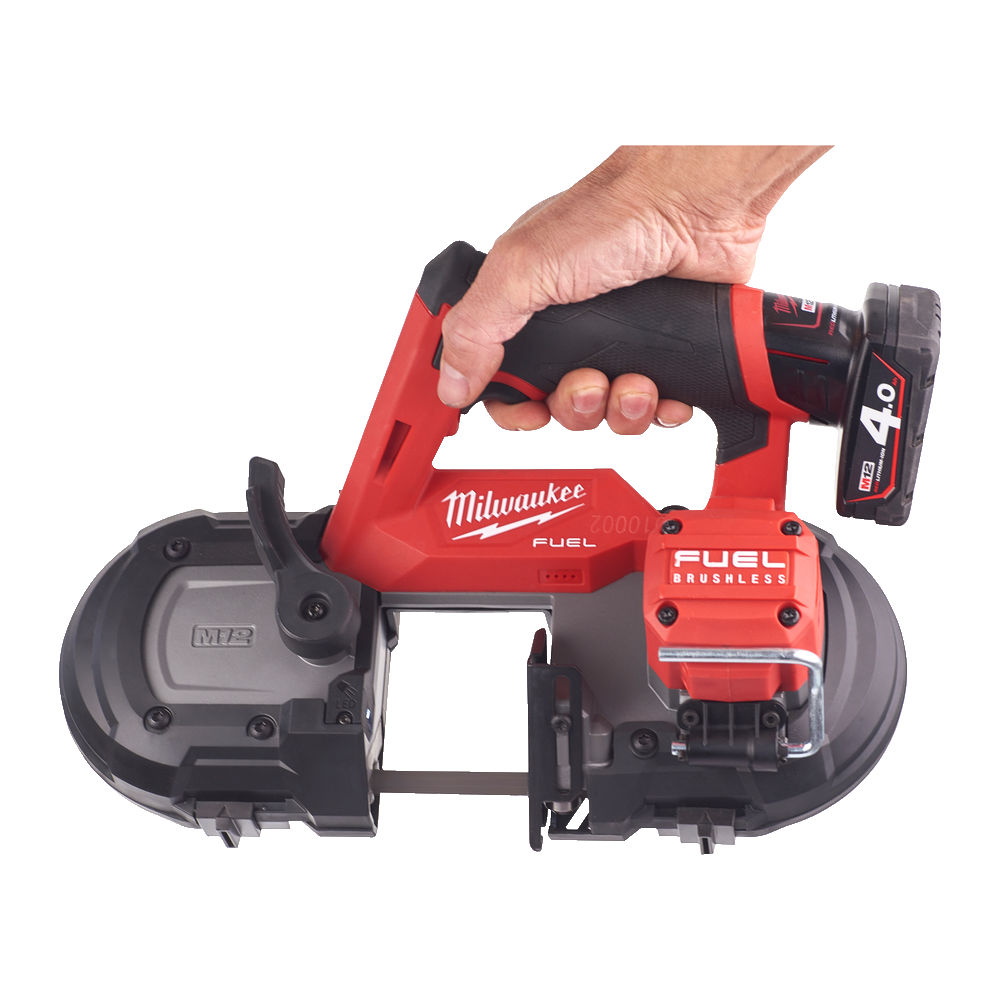 Sierra de banda subcompacta M12 FUEL™, capacidad de corte 64mm, gatillo con velocidad variable, protector de cuchilla integrado. Se suministra con 2 baterías M12B4 y cargador C12C, en kitbox