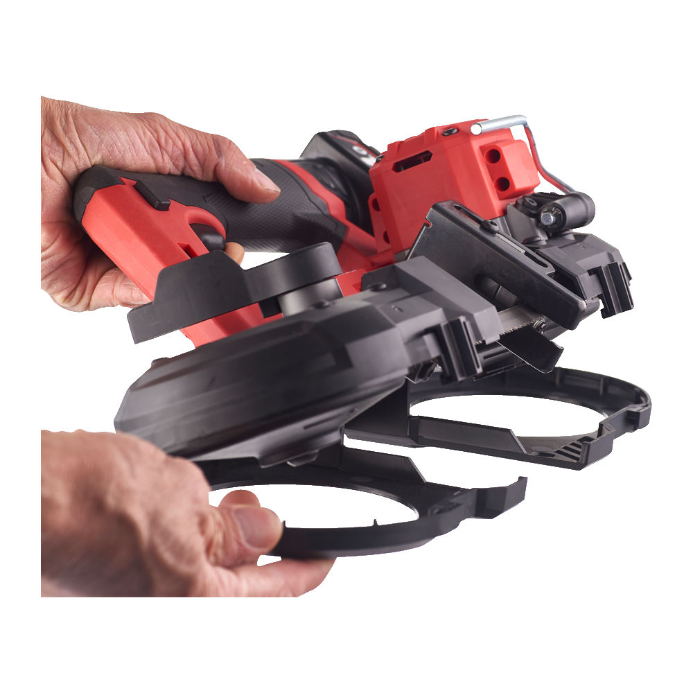 Sierra de banda subcompacta M12 FUEL™, capacidad de corte 64mm, gatillo con velocidad variable, protector de cuchilla integrado. Se suministra con 2 baterías M12B4 y cargador C12C, en kitbox