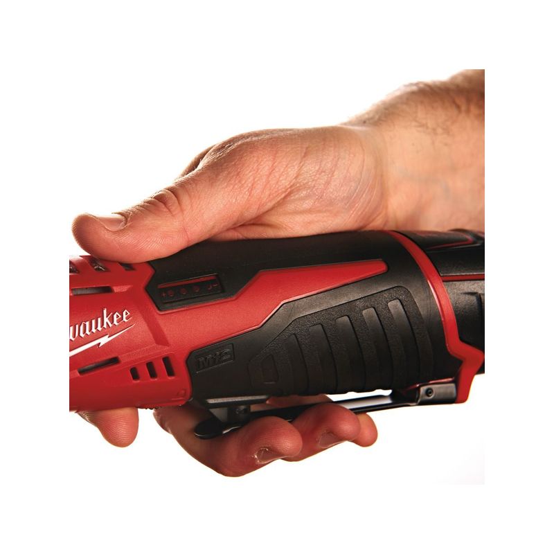 M12IR-201B(1/4") Llave de carraca subcompacta M12™, recepción 1/4", par máximo 40Nm, tamaño de la cabeza 20mm, longitud 274mm, 0-250rpm. Se suministra con 1 batería M12B2 y cargador C12C, en bolsa de transporte