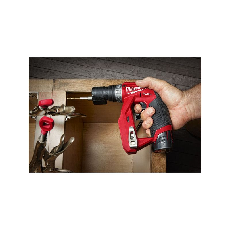 M12FDDXKIT-202X Taladro atornillador multicabezal de montador M12 FUEL™ con portabrocas desmontable, 2 velocidades, par máximo 34Nm, longitud 130mm. Incluye 4 cabezales: portabrocas metálico 10mm, de eje desplazado, angular y 1/4" hex. Se suministra con 2 baterías M12B2 y cargador C12C, en HD-box