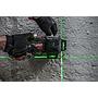 Nivel láser de 3 líneas M12™, verde, ajuste fino, 330° de rotación, protección IP54. Incluye pinza para techos y tarjeta de alta visibilidad. Se suministra con 1 batería M12B4 y cargador C12C, en kitbox